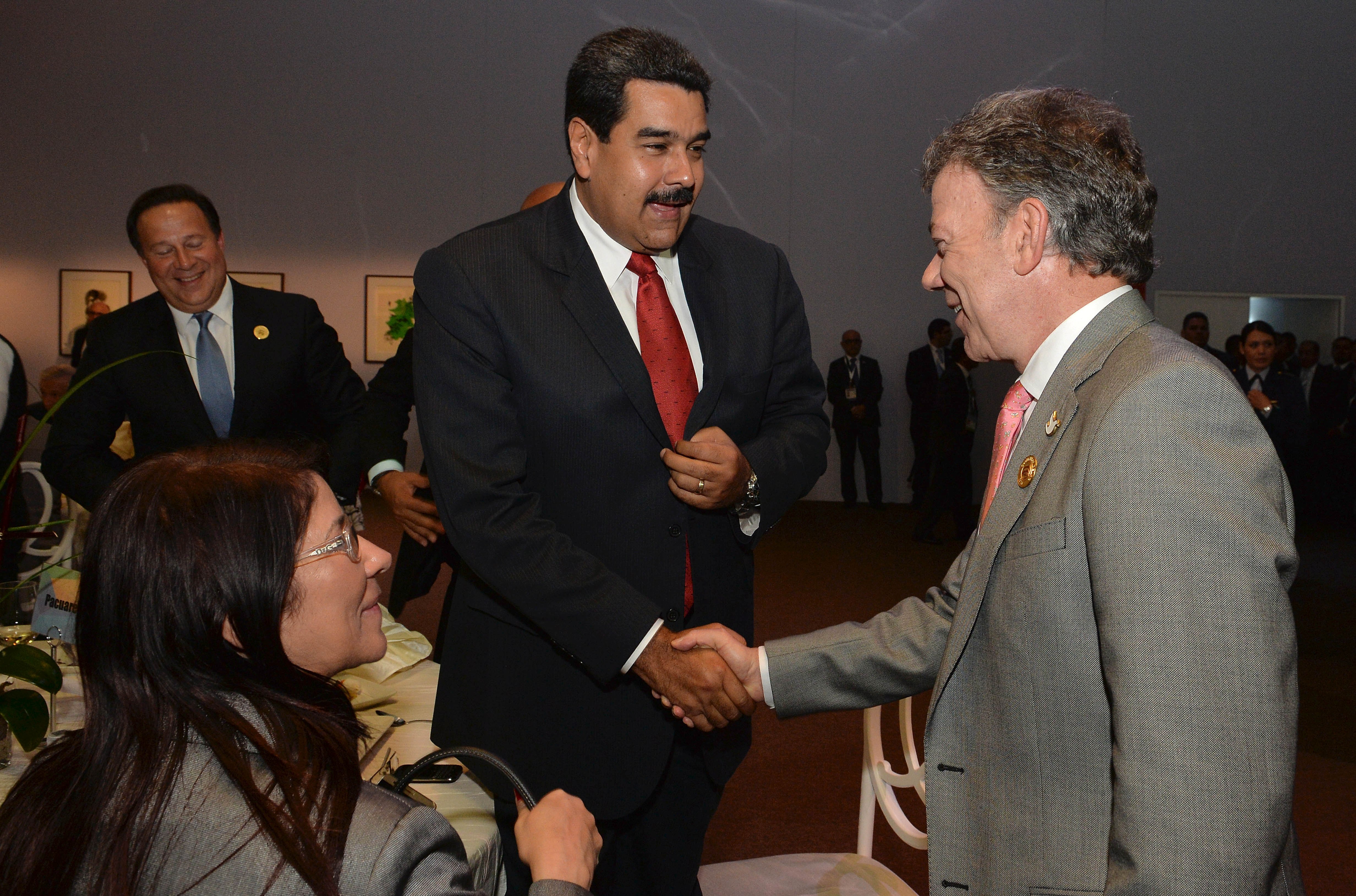 Santos saluda a Nicolas Maduro
