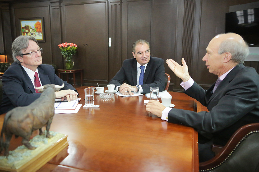 Embajador de Italia, Gianini Bardini; el Ministro de Agricultura, Aurelio Iragorri