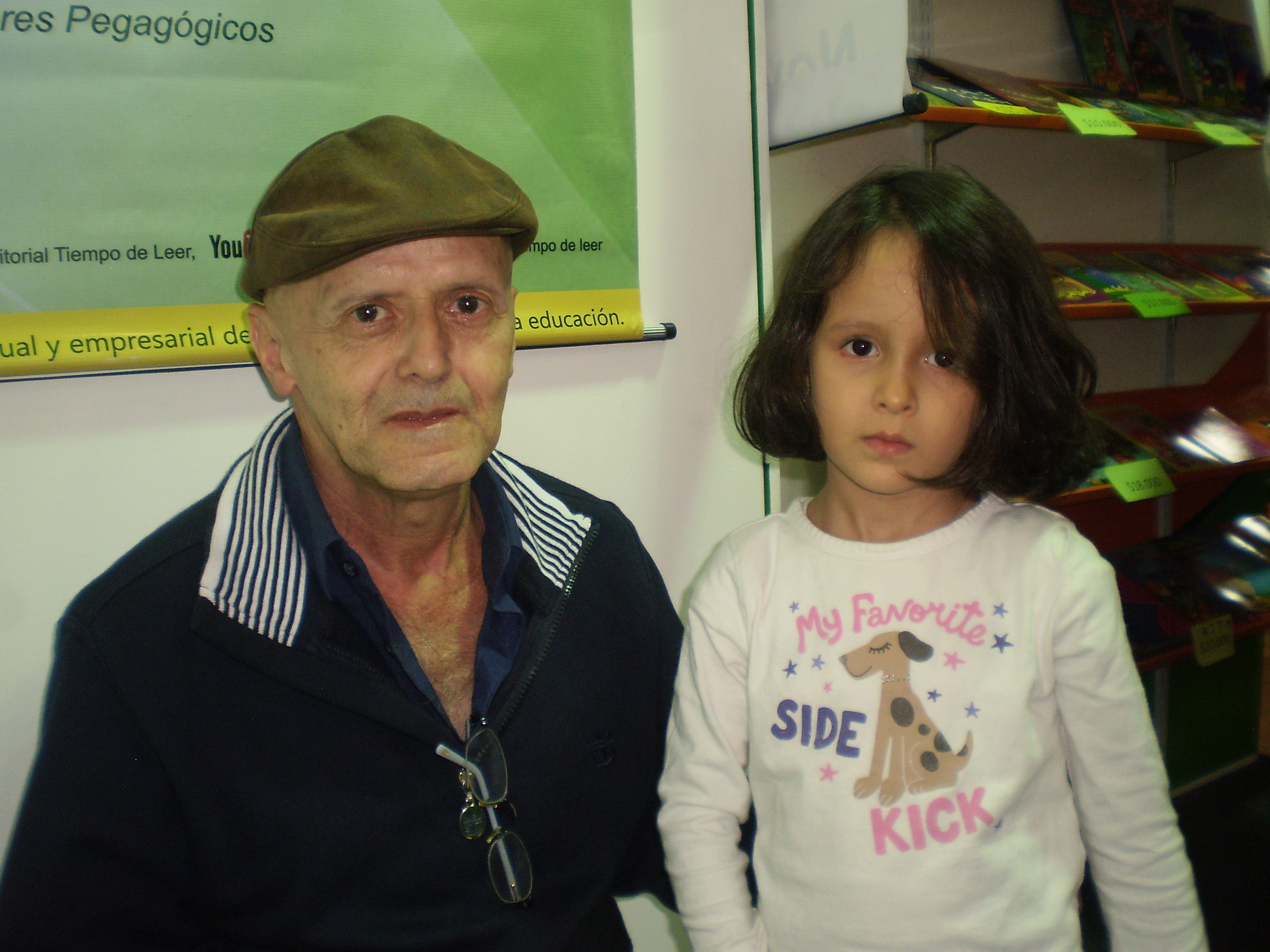 El escritor Rubén López y la niña María José Salazar Castillo.Foto Sandra Milena Salazar