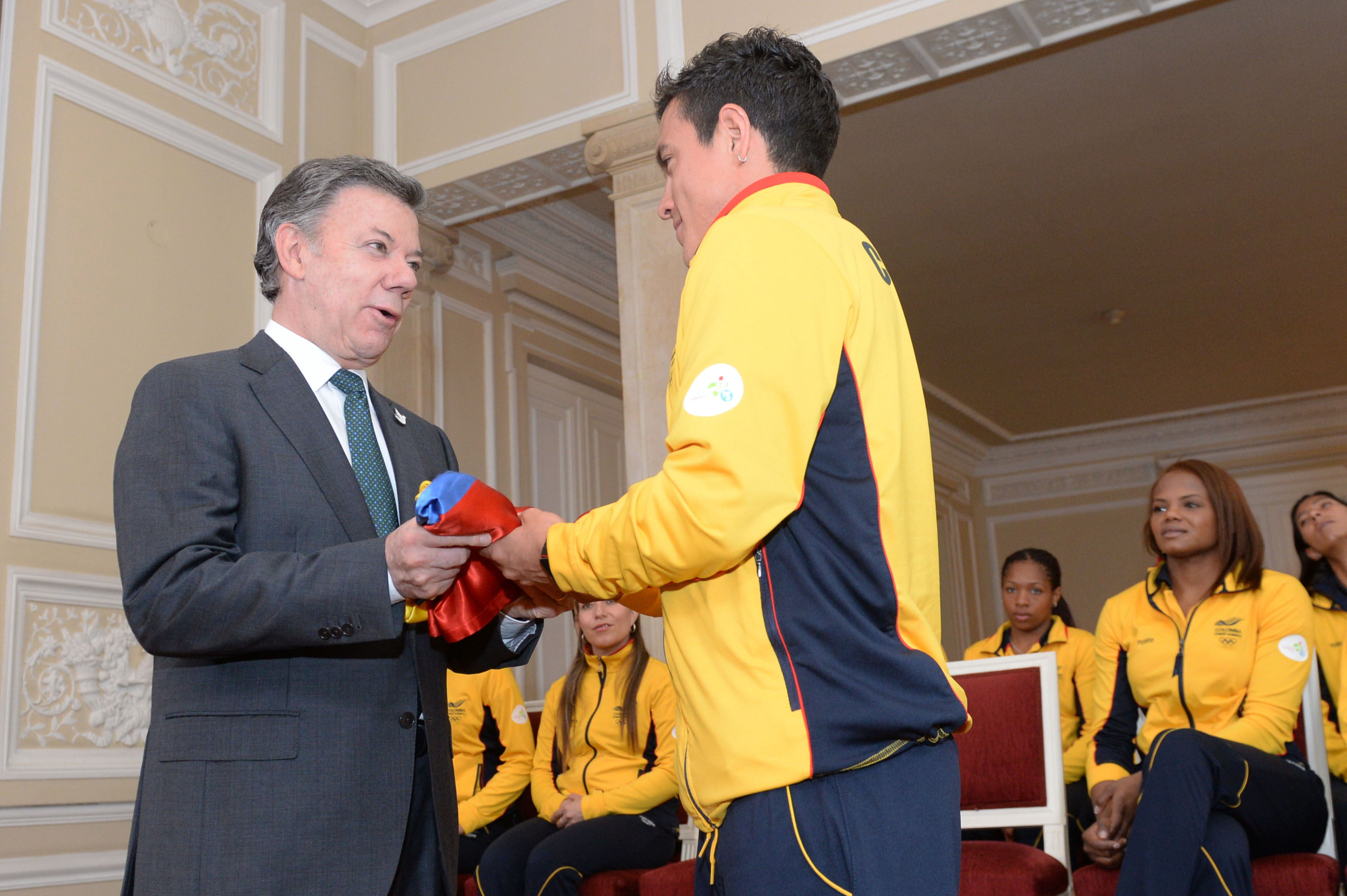 Entrega del Pabellón Nacional a la delegación colombiana que irá a los Juegos Panamericanos en Toronto