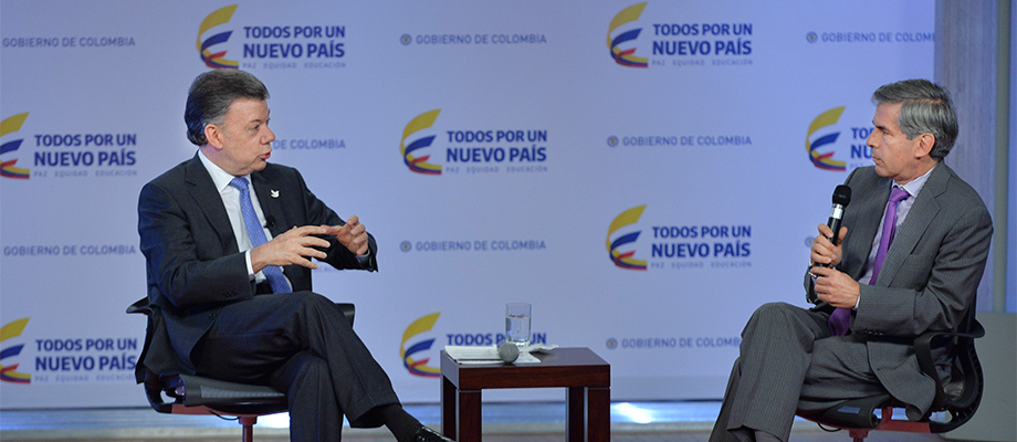 Intercambio de ideas entre el Presidente Santos y el Ministro de Justicia, Yesid Reyes Casa de Nariño, Bogotá - 9 de junio. Foto: Efraín Herrera - SIG