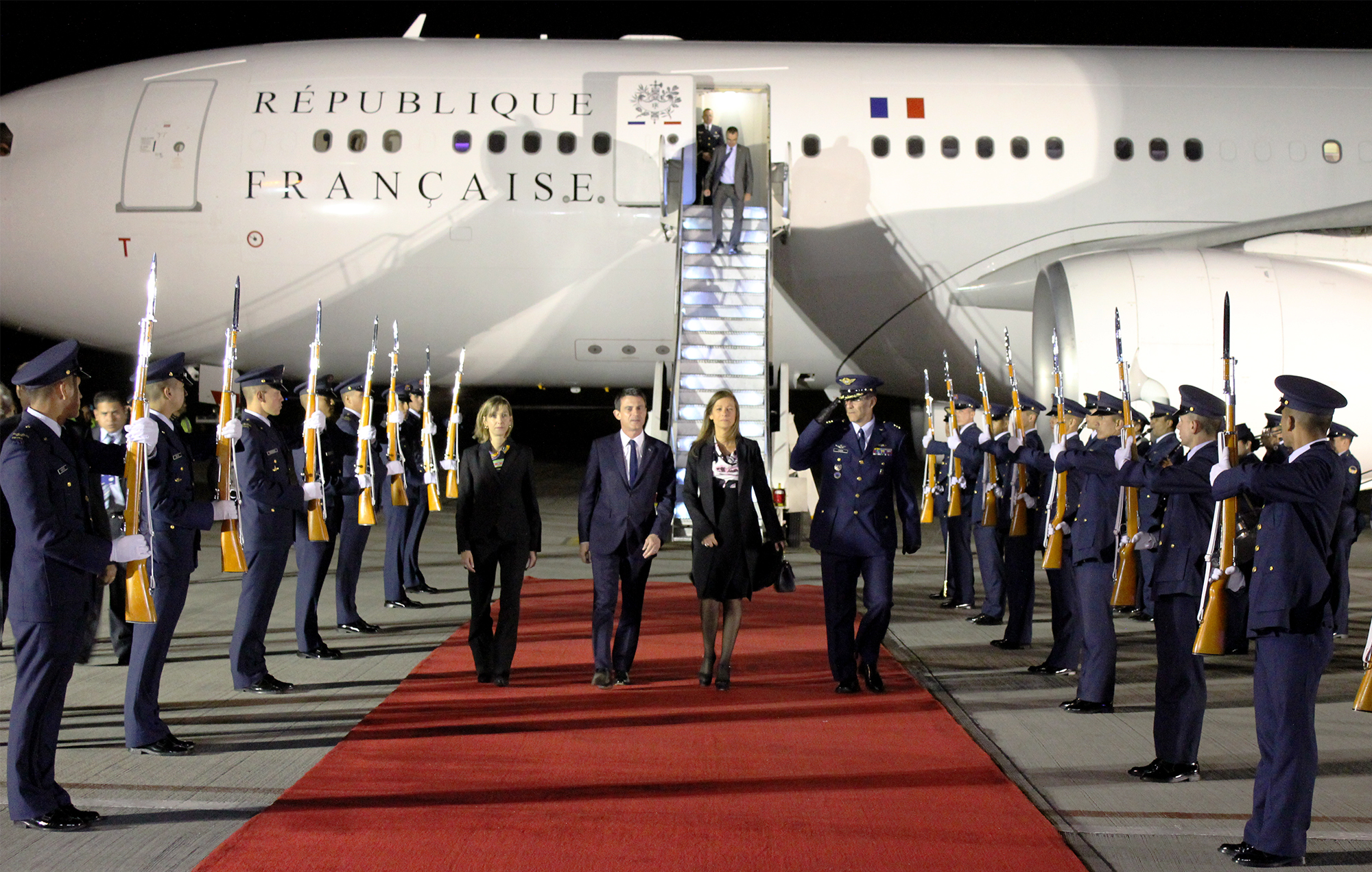 Viceministra de Relaciones Exteriores recibió en el aeropuerto militar de Catam al Primer Ministro de Francia.-Foto: Gustavo Doria