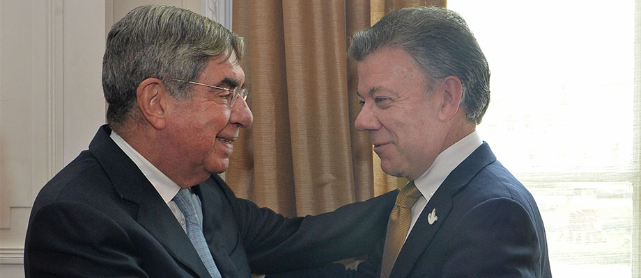 He venido a alentar al Presidente Santos en su lucha, expresó Oscar Arias