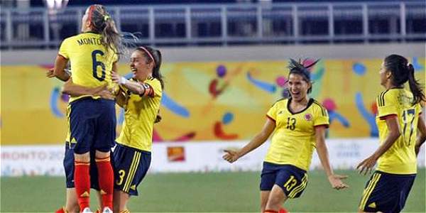La Selección femenina de fútbol enfrentará a Brasil por la medalla de oro en Toronto.Jugadoras de la Selección Colombia celebran el gol con el que vencieron a Canadá.
