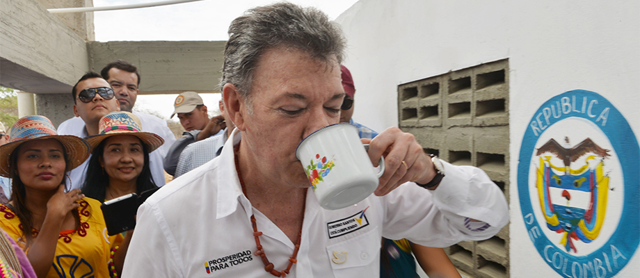 Presidente Santos prueba el primer sorbo de agua potable de nuevo pozo en Manaure, La Guajira