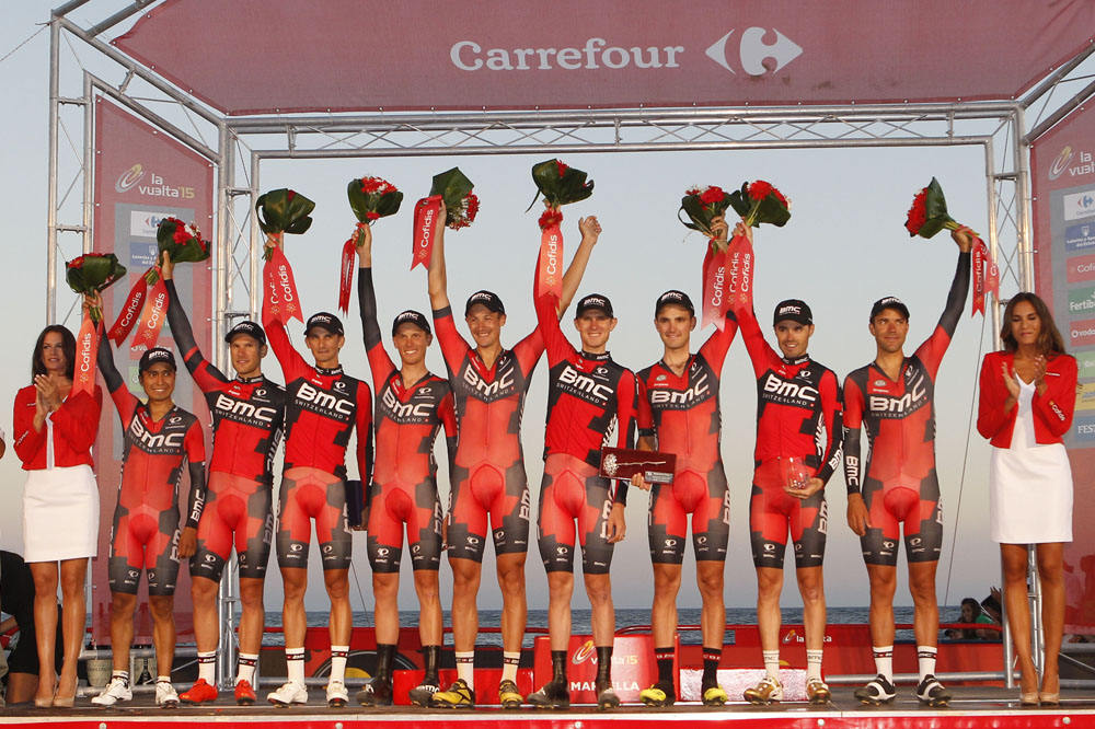 Daewin Atapuma (izq.), ciclista colombiano del BMC.