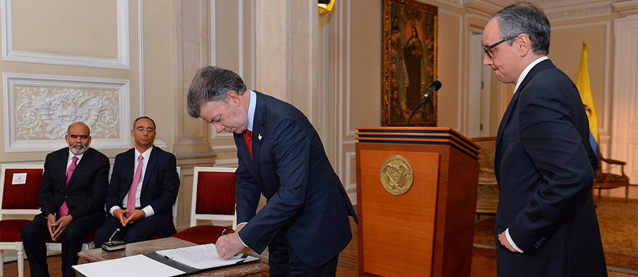 El Presidente de la República durante la posesión del abogado Guillermo Sánchez, nuevo magistrado de la Sección Tercera del Consejo de Estado