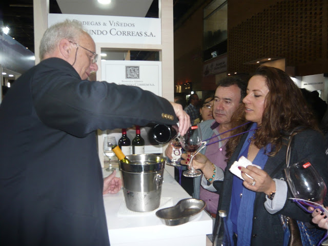Uno de los stands más visitados, el de Luis Segundo Correas, enólogo argentino. Foto: La Pluma & La Herida