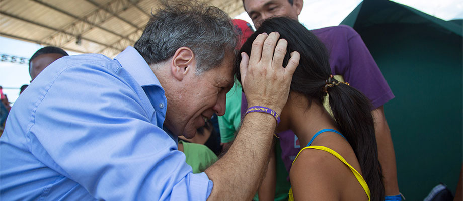El secretario general de la OEA, Luis Almagro, expresa su afecto a una de las pequeñas deportadas de Venezuela