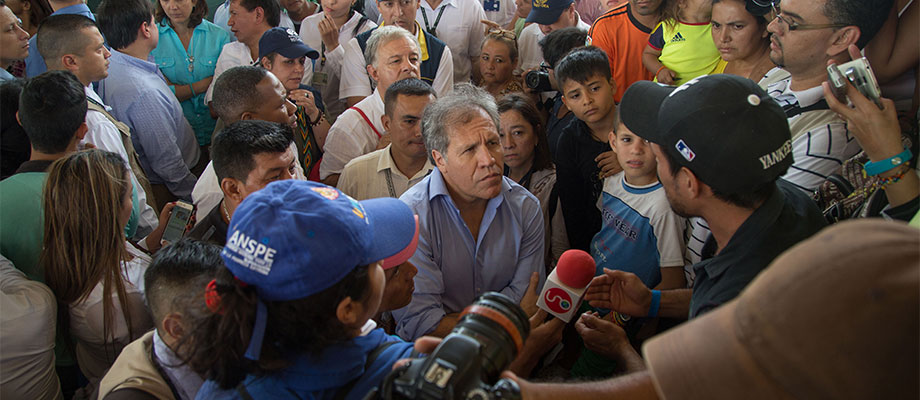 En Cúcuta, el secretario general de la Organización de Estados Americanos, OEA, Luis Almagro, escucha el testimonio de uno de los colombianos deportados