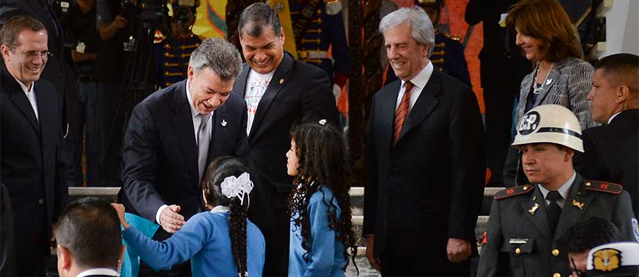 En el Palacio de Carondelet, en Quito, el Presidente Juan Manuel Santos acompañado por sus homólogos de Ecuador, Rafael Correa, y Uruguay, Tabaré Vásquez, saluda a unas escolares ecuatorianas poco antes de iniciar su encuentro con el Jefe del Estado venezolano, Nicolás Maduro. Foto: Efrain Herrera - SIG
