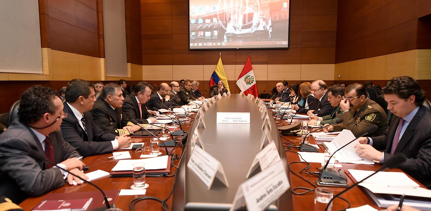 Ministros de Defensa, cúpula militar y cancilleres de Colombia y Perú se reunieron en Lima7