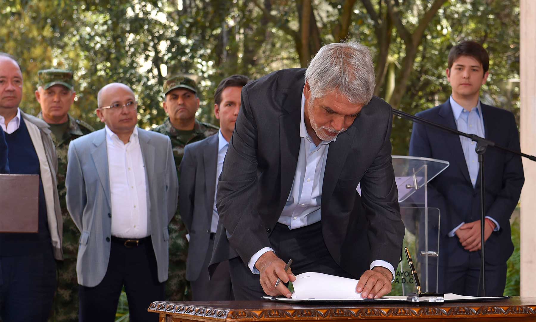 El Alcalde Enrique Peñalosa firma el ‘Pacto por la Seguridad de Bogotá’, acordado entre el Gobierno Nacional y la administración distrital, que busca mejorar la seguridad ciudadana y la calidad de vida de los bogotanos.