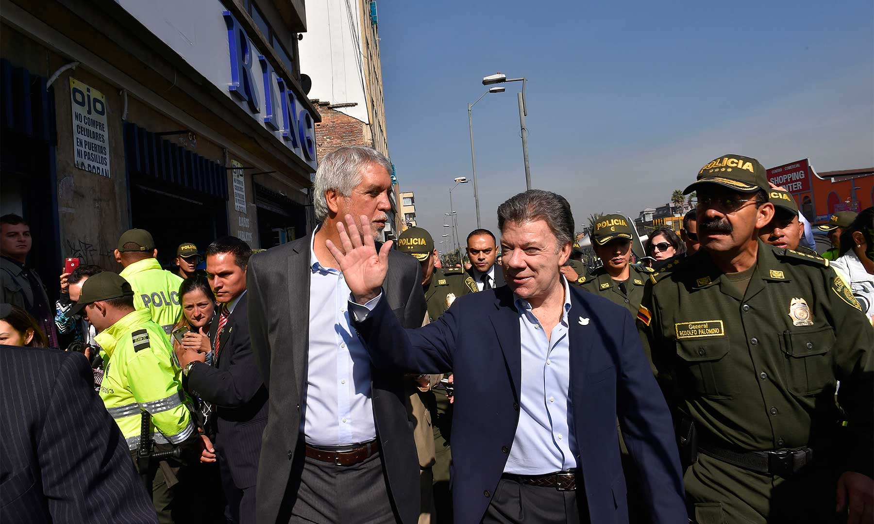 En compañía del Alcalde Mayor de Bogotá, el Jefe del Estado recorrió la Avenida Jiménez con Avenida Caracas, sector considerado como crítico en cuanto a seguridad, aspecto que este martes convocó al Gobierno Nacional y al Distrital.