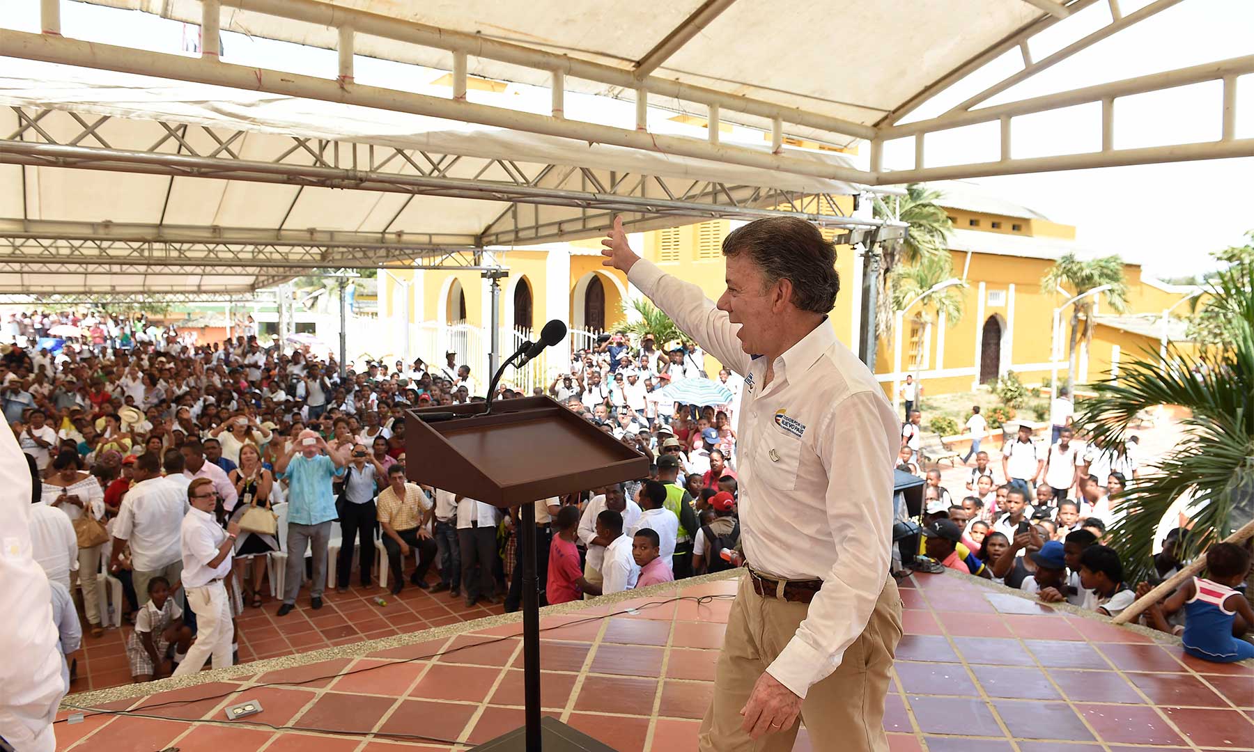 Habitantes y autoridades reciben con una ovación al Presidente Juan Manuel Santos, a su llegada a la plaza principal de Maria La Baja, donde inauguró el alcantarillado y presenció la firma del acta de inicio de las obras del acueducto.