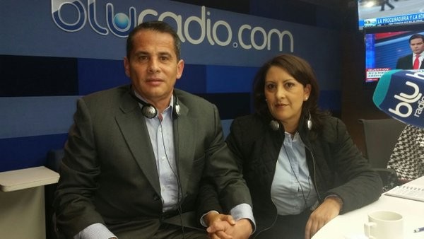Carlos Ferro y Marcela Pineda, su esposa, con las manos entrelazadas como un par de novios en cine. Foto: elespectador.com