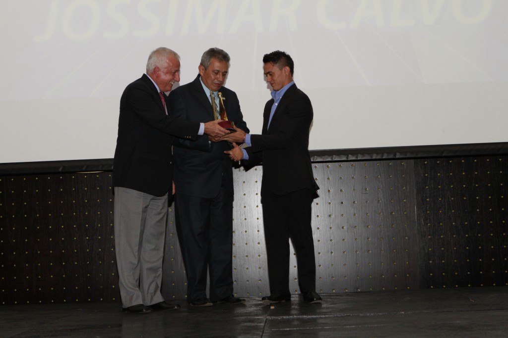 Baltazar Medina, presidente del Comité Olímpico Colombiano, y Carlos Julio Castellanos, presidente de Acord, entregan el trofeo como Deportista del Año, en la rama masculina, al gimnasta cucuteño Jossimar Calvo.