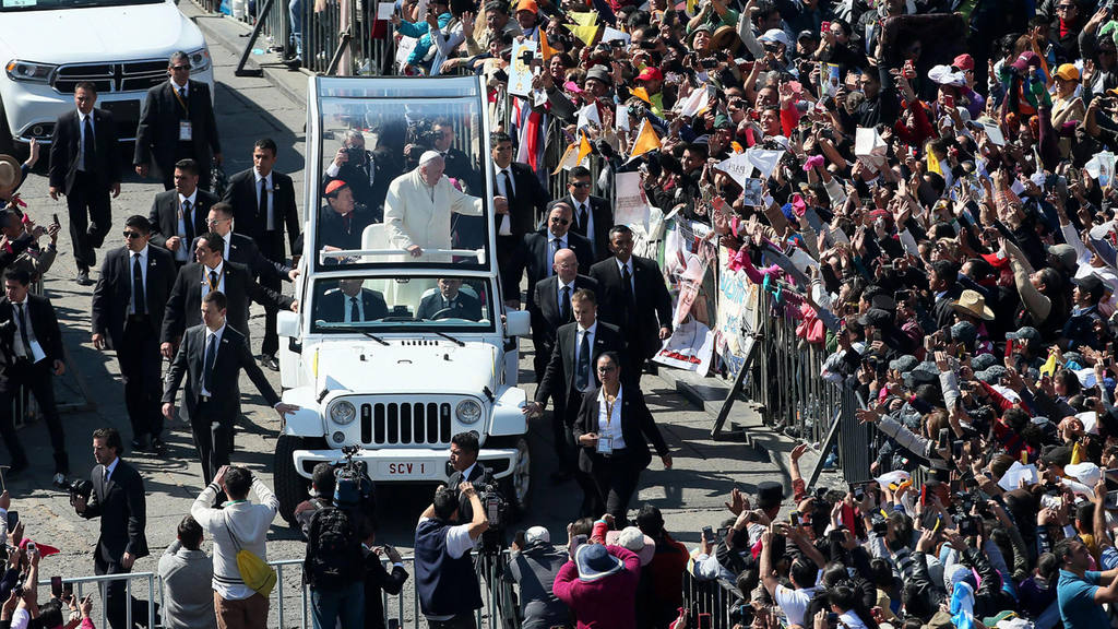 . Mexico City (Mexico), 13/02/2016.- Pope Francis (C) rides in the Popemobile after a welcome ceremony at the National Palace in Mexico City, Mexico, 13 February 2016. Pope Francis landed in the Mexican capital late 12 February for his first visit to the predominantly Catholic country. His tour will last until 17 February, and to take in six cities in four states. The pope has spoken out against the high rates of crime and poverty in the country. (Papa) EFE/EPA/ALESSANDRO DI MEO MEXICO POPE