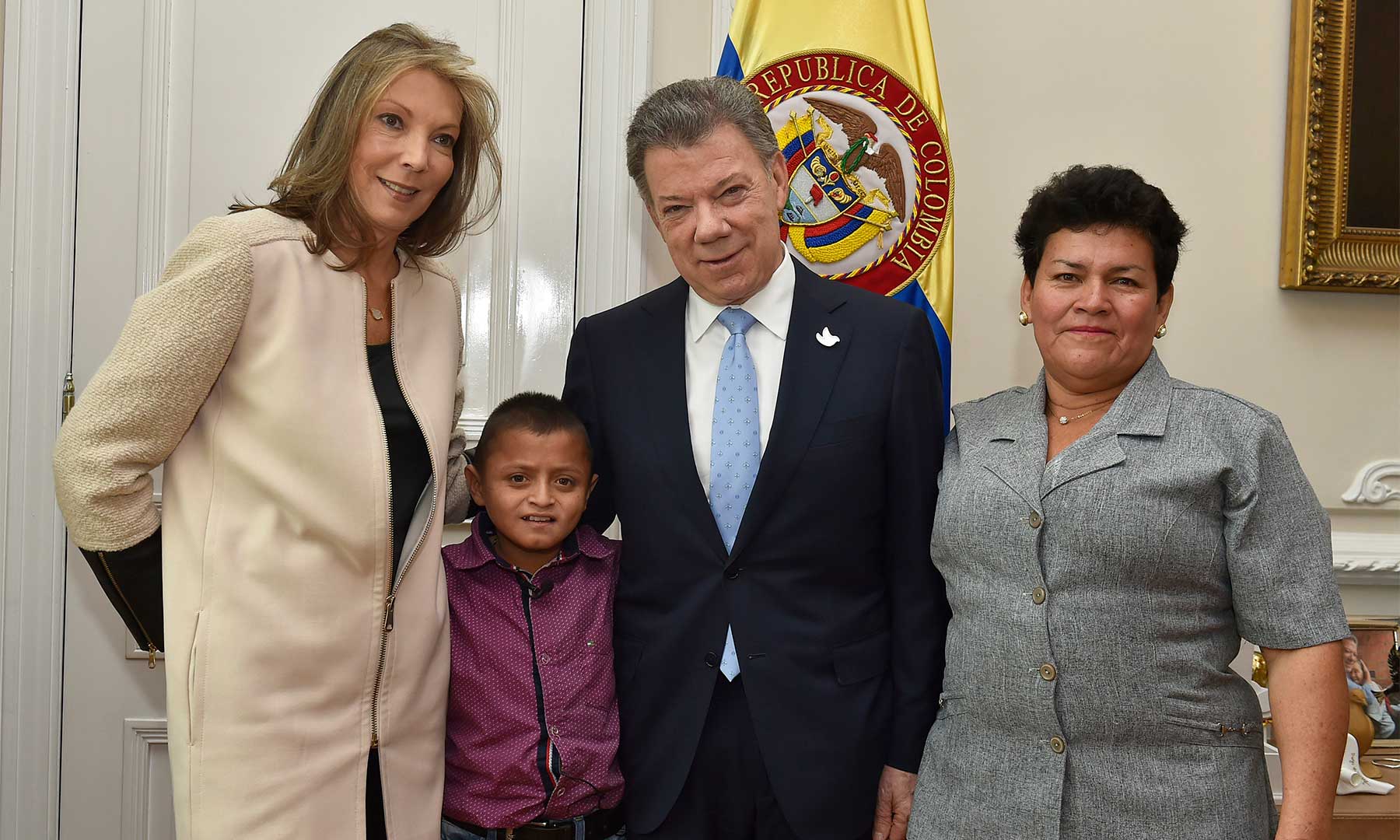 El pasado 23 de enero, Jair Palta intentó llegar hasta el Presidente Santos en una visita al Putumayo, pero no pudo. Hoy cumplió su anhelo de hablar con el Presidente, acompañado por su madre, Luz Doris, y por la esposa del Mandatario.