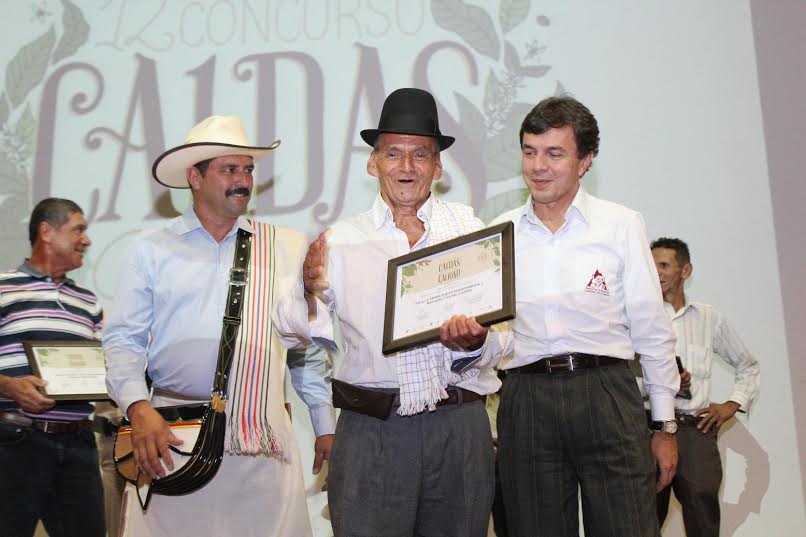 Juan Valdez, Reinaldo Cuartas Cuartas, Manzanares – Vereda La Arabia, Finca El Silencio, primer puesto; y el Gerente General de la FNC, Roberto Vélez Vallejo.