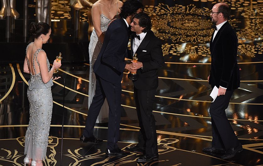 Director Asif Kapadia (C) and James Gay-Rees (R) accept the award for Best Documentary Feature, Amy, on stage at the 88th Oscars on February 28, 2016 in Hollywood, California. AFP PHOTO / MARK RALSTON