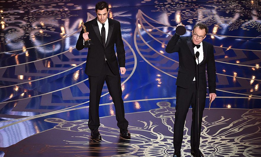 HOLLYWOOD, CA - FEBRUARY 28: Screenwriter Josh Singer (L) and screenwriter-director Tom McCarthy accept the Best Original Screenplay award for 'Spotlight' onstage during the 88th Annual Academy Awards at the Dolby Theatre on February 28, 2016 in Hollywood, California. Kevin Winter/Getty Images/AFP == FOR NEWSPAPERS, INTERNET, TELCOS & TELEVISION USE ONLY ==