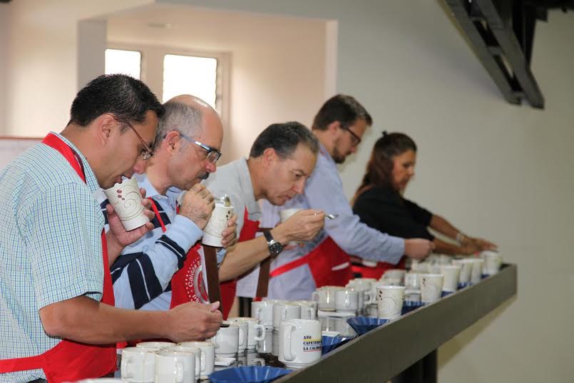 Cinco de los 10 integrantes del Jurado Internacional en la catación final del concurso en el Laboratorio de Calidad de Café “El Ritual del Café”, del Comité Departamental de Cafeteros de Caldas.