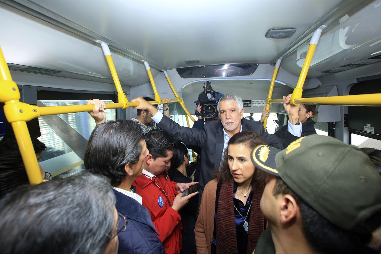 Recorrido alcalde Peñalosa con los empresarios en TransMilenio6