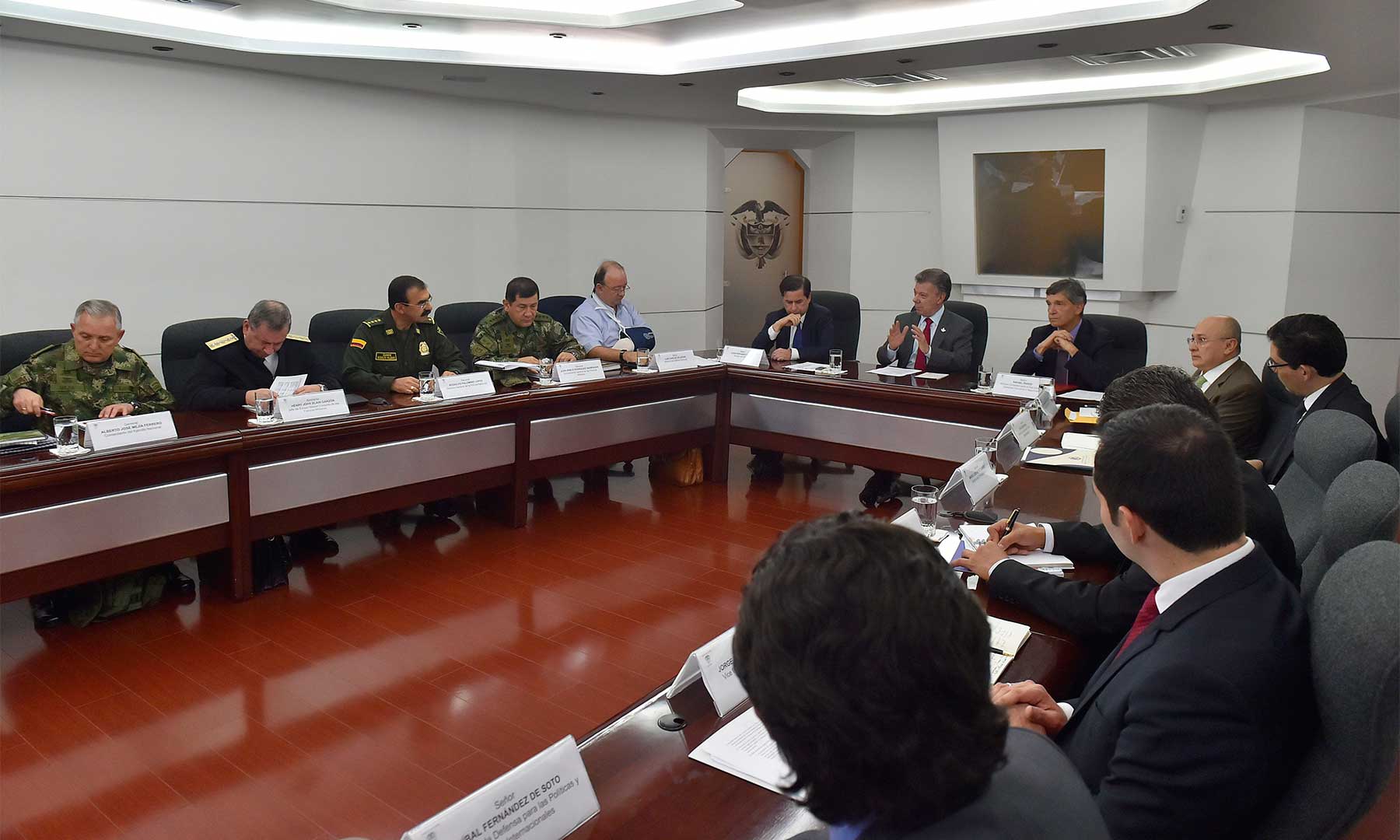 En compañía de ministros, altos mandos militares y policiales, el Fiscal y el Vicefiscal, el Presidente Juan Manuel Santos hizo seguimiento a la estrategia de lucha contra el crimen organizado, este lunes en la Casa de Nariño.