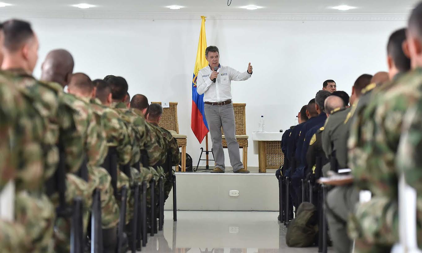 El proceso de paz fue uno de los temas tratados por el Presidente Juan Manuel Santos en la reunión que sostuvo este martes con oficiales y suboficiales de la Primera División del Ejército con sede en Santa Marta.