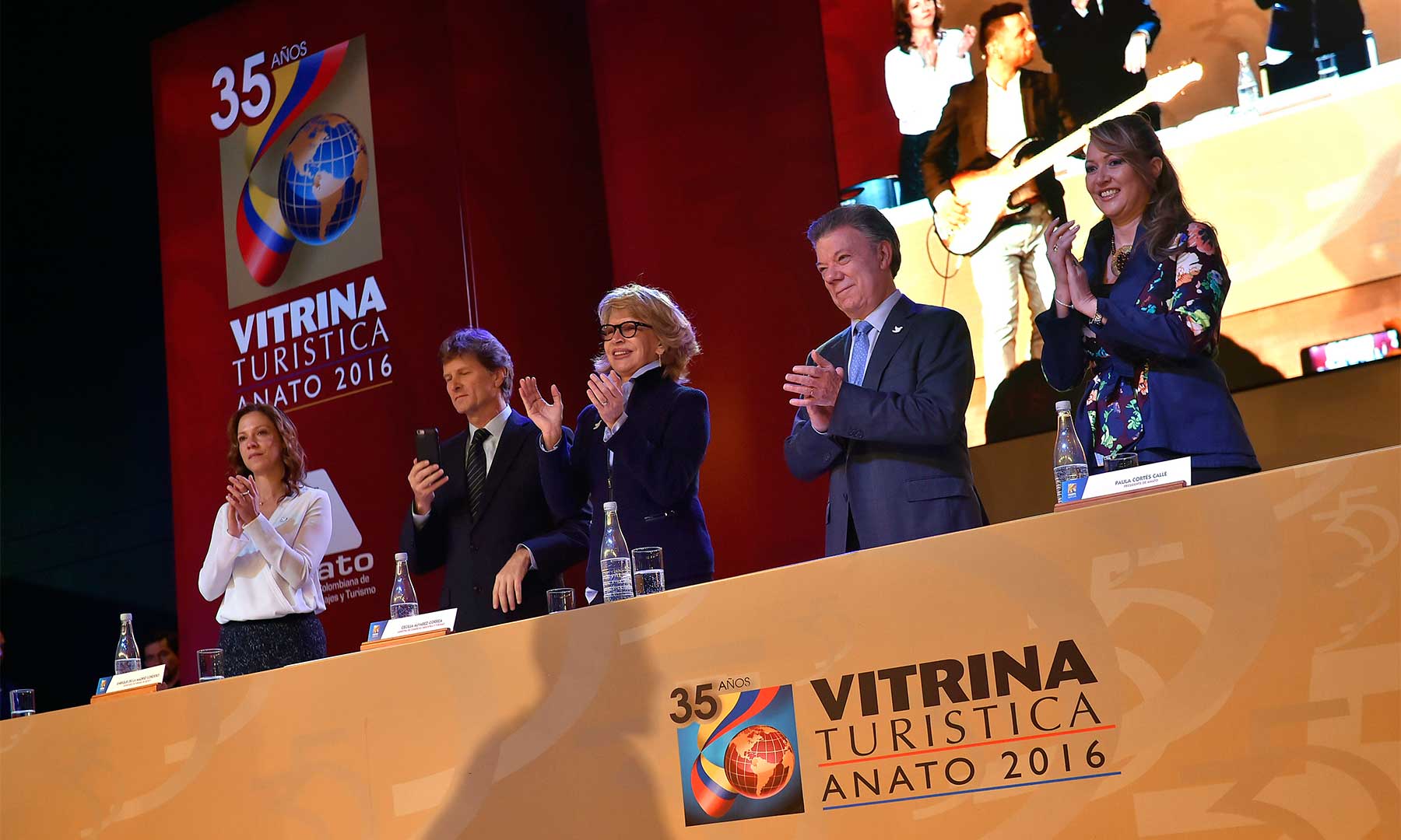 En la apertura de la Vitrina de Anato 2016, estuvieron con el Presidente la Ministra de Comercio, el Secretario de Turismo de México, Enrique de la Madrid y las presidentas de esa entidad y de Procolombia.