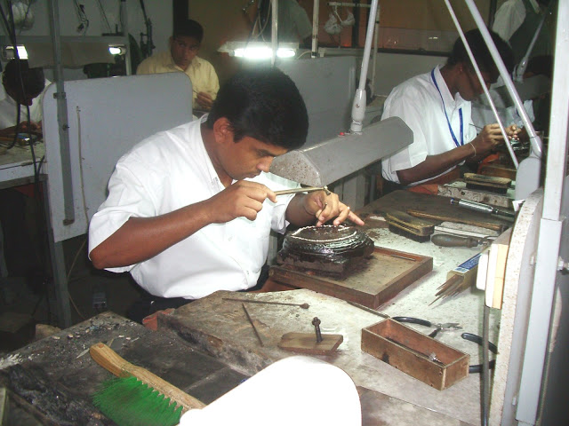 Talladores de piedras preciosas en un taller de joyería de Sri Lanka. Foto: kaiajoyasuruguay.com
