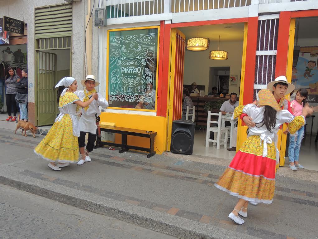 Asi es cafe pintao lleno de colores y sanzas tipicas de la region.
