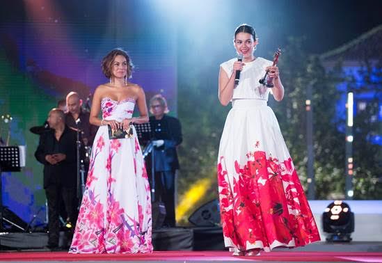 Julieth Restrepo emocionada con el premio que ganó por su personaje protagónico en Laura La Santa Colombiana.
