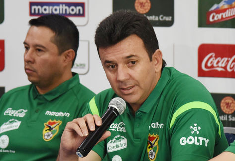 Julio César Baldivieso, director técnico de la selección boliviana de fútbol, junto a miembros de su cuerpo técnico en conferencia de prensa. Foto: Wara Vargas