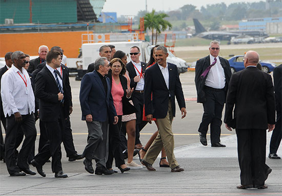 Obama y Raúl en su despedida en el aeropuerto