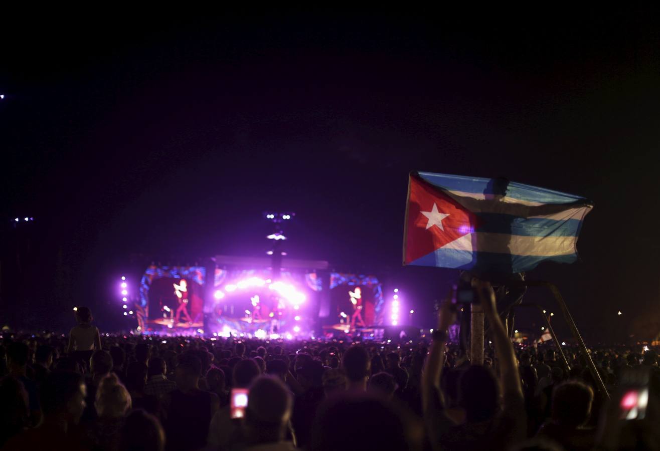 Fans attend a free outdoor concert by the Rolling Stones at the Ciudad Deportiva de la Habana sports complex in Havana, Cuba March 25, 2016.   REUTERS/Ueslei Marcelino