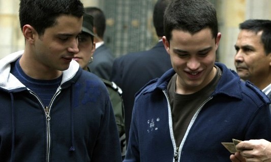 Colombian President and candidate Alvaro Uribe (R) speaks with his sons Jeronimo (L) and Tomas before casting his vote during the Colombian presidential elections, 28 May, 2006 in Bogota.  A total of 26.7 million Colombians were eligible to vote in the election, which features six presidential hopefuls. Rightist Alvaro Uribe is the clear favorite, largely thanks to a decrease in crime and political violence attributed to his tough security policies. Opinion polls ahead of the balloting put voter support for Uribe at 57.5 percent, 36.5 points ahead of leftist Gaviria, his closest rival. AFP PHOTO Alejandra VEGA / AFP / ALEJANDRA VEGA