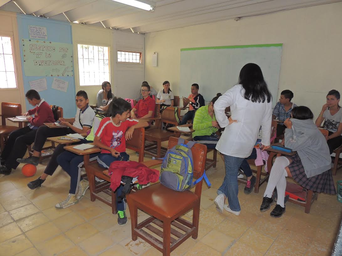 sentados en sillas universitarias se ven mejor.
