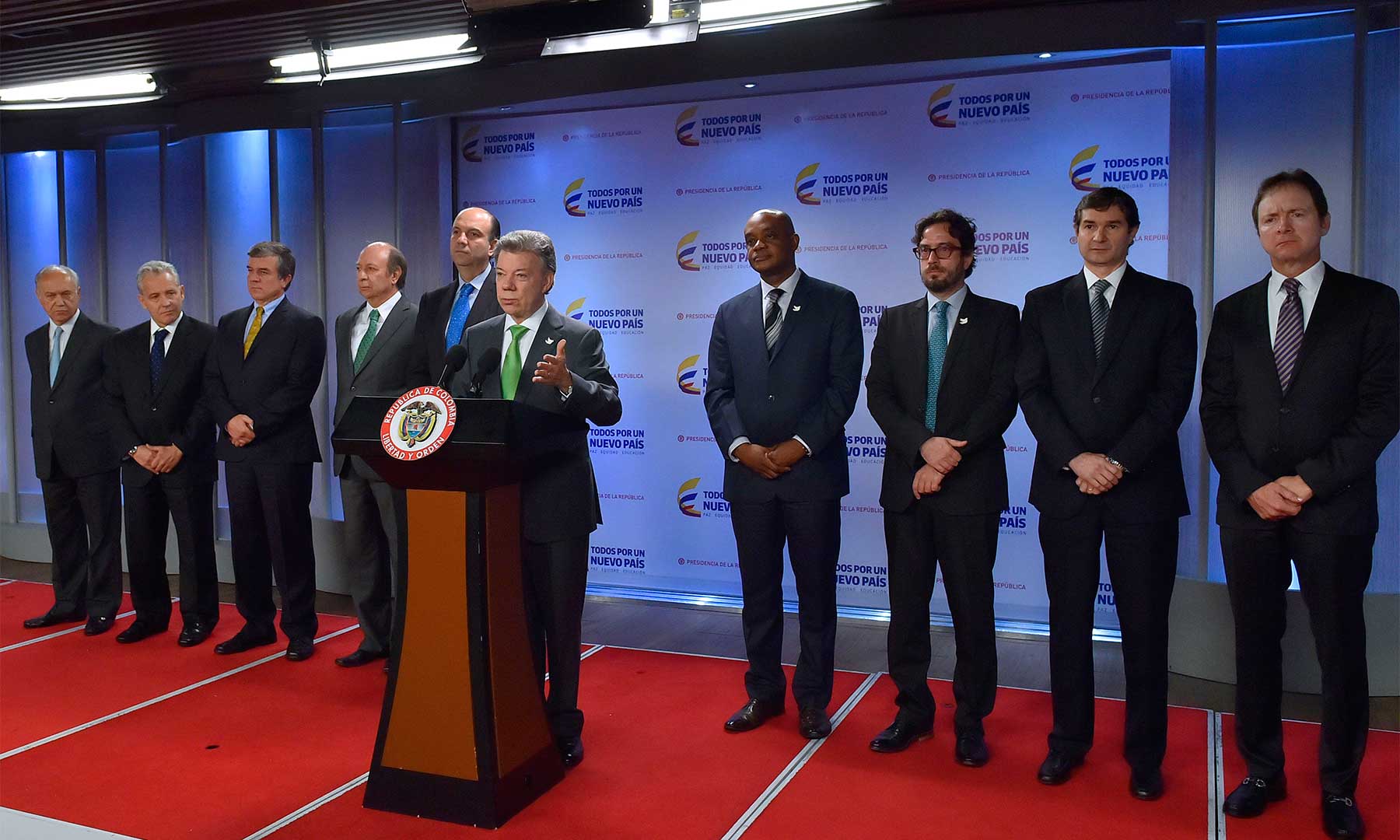 En el lanzamiento de la campaña “Reembólsale al Planeta”, el Presidente Santos, el Ministerio de Ambiente y las grandes cadenas de almacenes pidieron reducir al máximo el uso de bolsas plásticas.