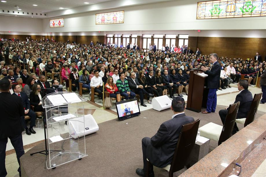 Jefe de Estado durante la entrega de nacionalidad al obispo Agnaldo Lima da Silva directivo de la Iglesia Universal del Reino de Dios en Bogotá.