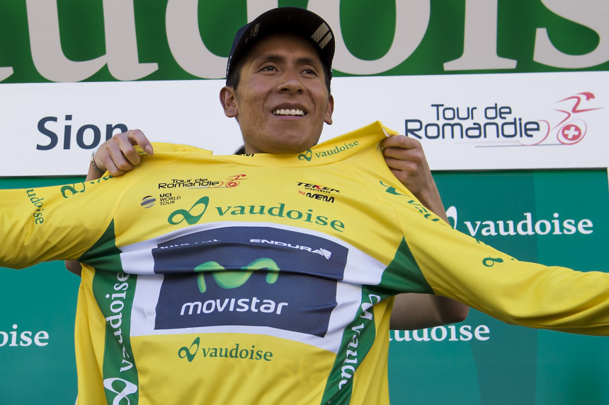 El líder general del Tour de Romandía, Nairo Quintana, festeja en el podio después de la tercera etapa el viernes, 29 de abril de 2016, en Sion, Suiza. (Jean-Christophe Bott/ Keystone via AP)