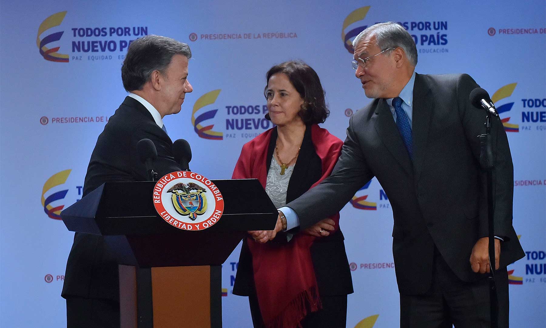 El Presidente Santos saluda a la Presidenta de la Junta Directiva de Transparencia por Colombia, Rosa Ospina, y al Presidente de Transparencia Internacional, José Ugaz.