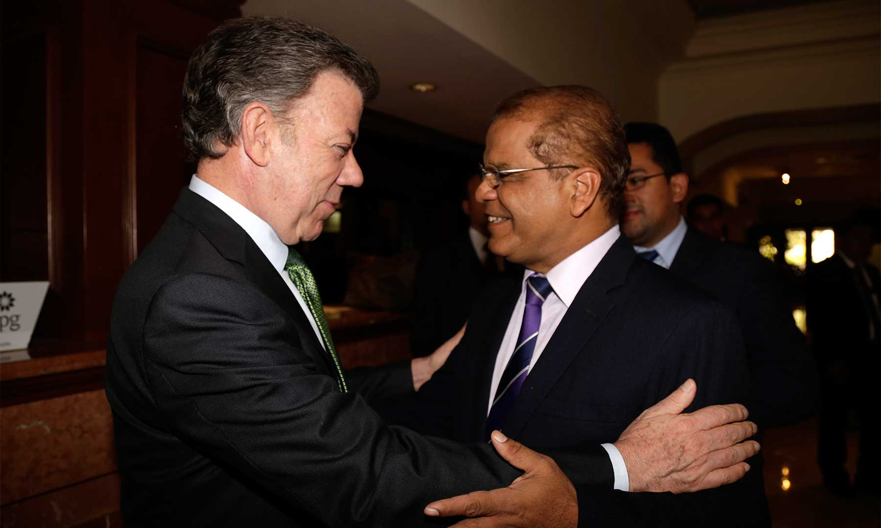 Durante su encuentro en el Foro Empresarial realizado este martes en San Salvador, el Vicepresidente de El Salvador, Óscar Ortiz, destacó la valentía y convicción del Presidente Juan Manuel Santos para sacar adelante el proceso de paz en Colombia.