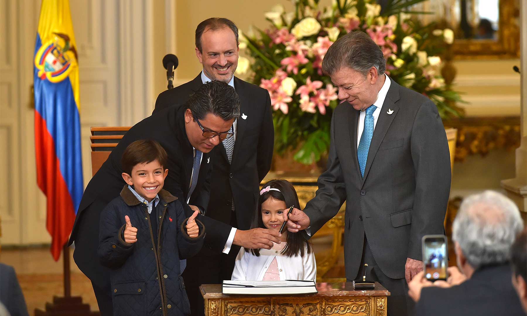 En la toma de posesión de Germán Arce como Ministro de Minas y Energía, efectuada este lunes en la casa presidencial, el nuevo integrante del Gabinete estuvo acompañado por sus pequeños hijos Simón y Sofía.