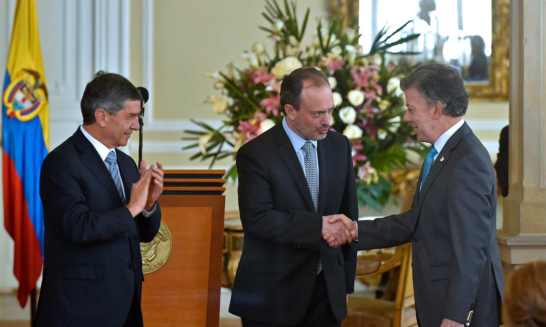 Luis Guillermo Vélez es posesionado por el Presidente Santos como nuevo Secretario General de la Presidencia, en presencia Rafael Pardo, Ministro Consejero para el Posconflicto.
