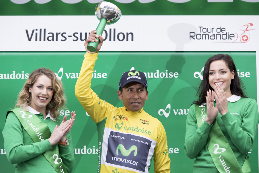 El colombiano Nairo Quintana, del equipo Movistar, celebra el liderato tras la cuarta etapa del Tour de Romandie en Suiza el sábado 30 de abril de 2016. El domingo, Quintana culminó la obra y se llevó el campeonato. (Laurent Gillieron/Keystone via AP)