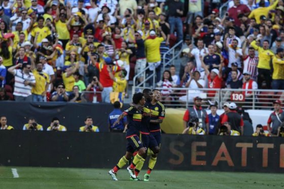 Cristian Zapata (c) festeja junto a Juan Cuadrado (i) y Edwin Cardona (d) el gol de Colombia.