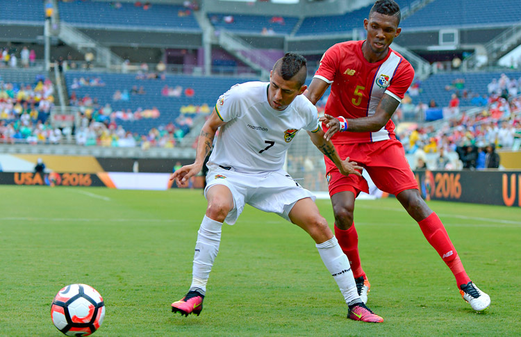 El boliviano Juan Arce, ante la marca del jugador de Panamá Fidel Escobar. panama-bolivia