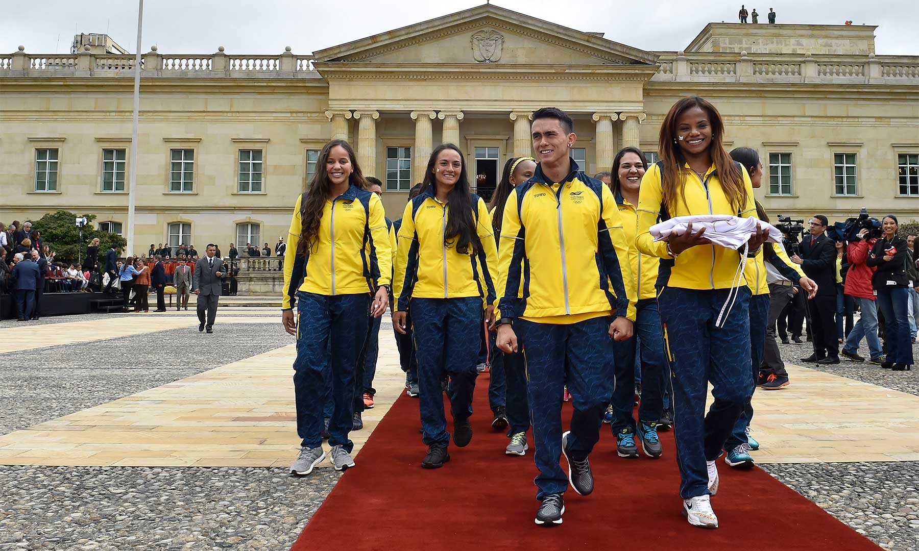 Deportistas colombianos que participarán en los Juegos Olímpicos de Río, a su salida de la Casa de Nariño este jueves tras recibir el Pabellón Nacional y la Bandera de la Paz.